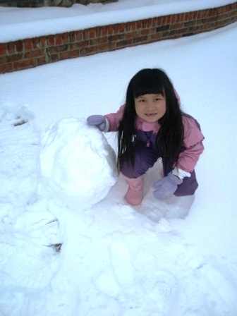 Kasen making a snowman